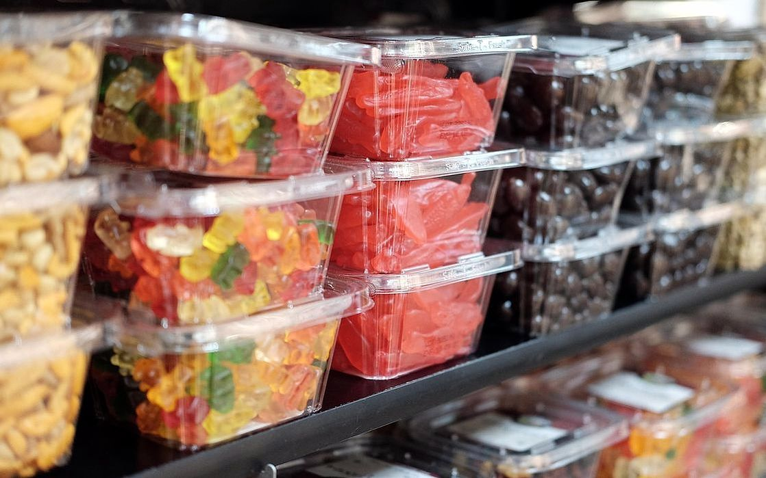Fachada de la tienda de dulces en una esquina soleada